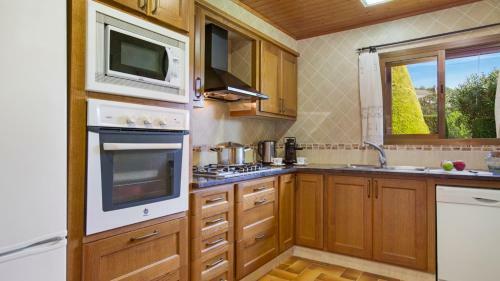Montbarbat Villa Sleeps 14 With Pool