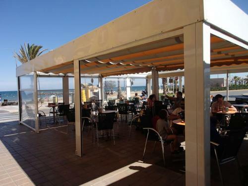 Valencia, Ideally Located 3bed-2bath Apart.few Mints Walk From Beach,pool,shop.