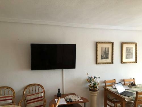 Valencia, Ideally Located 3bed-2bath Apart.few Mints Walk From Beach,pool,shop.