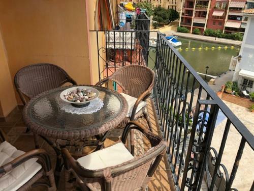 Valencia, Ideally Located 3bed-2bath Apart.few Mints Walk From Beach,pool,shop.