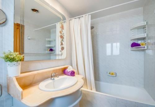 Alcanada Holiday Home Sleeps 5 With Pool And Air Con