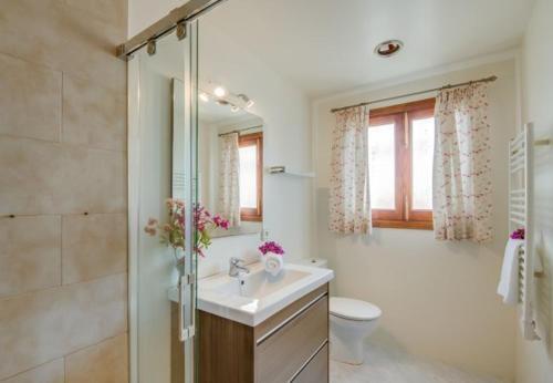 Alcanada Holiday Home Sleeps 5 With Pool And Air Con