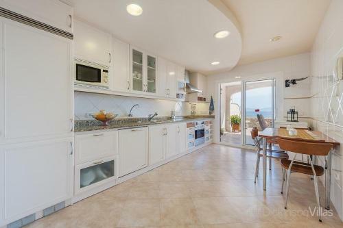 Alcanada Villa Sleeps 8 With Pool Air Con And Wifi