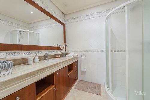 Alcanada Villa Sleeps 8 With Pool Air Con And Wifi