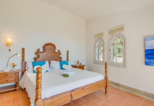 Font de Sa Cala Holiday Home Sleeps 10 With Pool