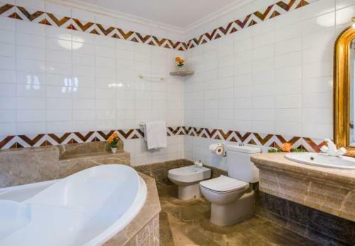 Font de Sa Cala Holiday Home Sleeps 10 With Pool