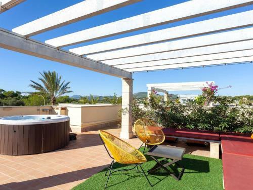 Vibrant Chalet In Cala Mendia Near Beach