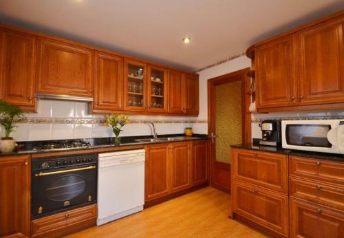 El Toro Villa Sleeps 8 With Pool Air Con And Wifi
