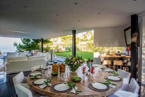 Es Cubells Villa Sleeps 12 With Pool And Air Con
