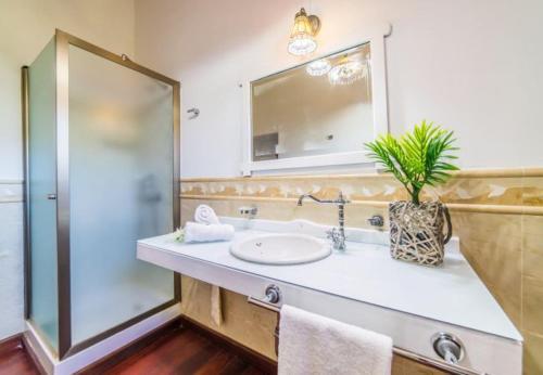 Ullaro Holiday Home Sleeps 8 With Pool Air Con And Wifi