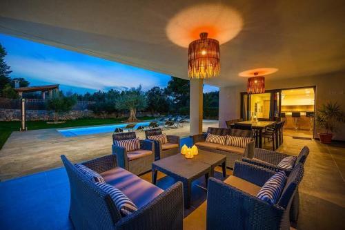Es Mal Pas Villa Sleeps 8 With Pool Air Con And Wifi