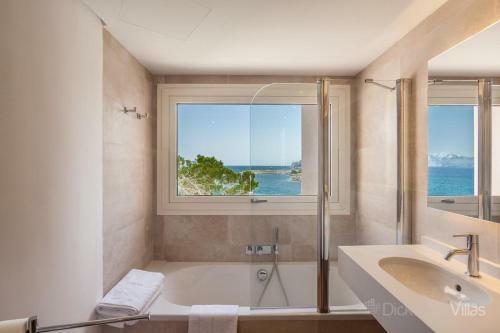 Es Mal Pas Villa Sleeps 8 With Pool Air Con And Wifi