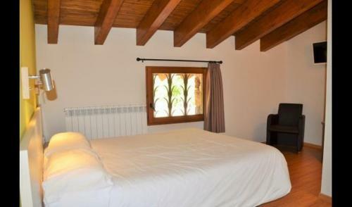 Figols Villa Sleeps 15 With Pool