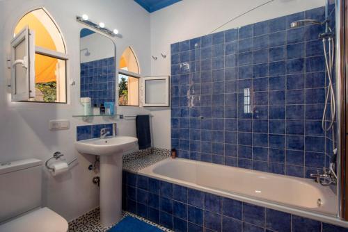 Roche Villa Sleeps 6 With Pool And Air Con