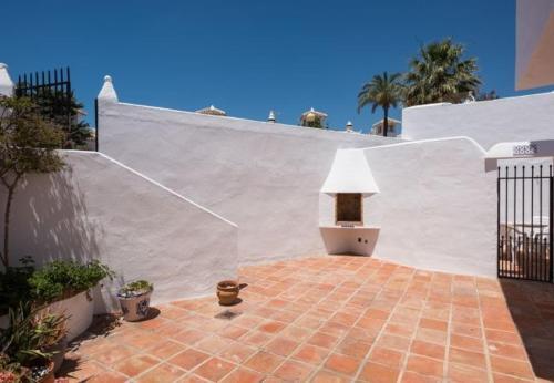 Cabopino Apartment Sleeps 4 Pool Air Con Wifi