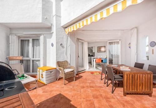 Cabopino Apartment Sleeps 6 Pool Air Con Wifi