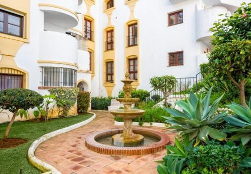 Cabopino Apartment Sleeps 4 Pool Air Con Wifi