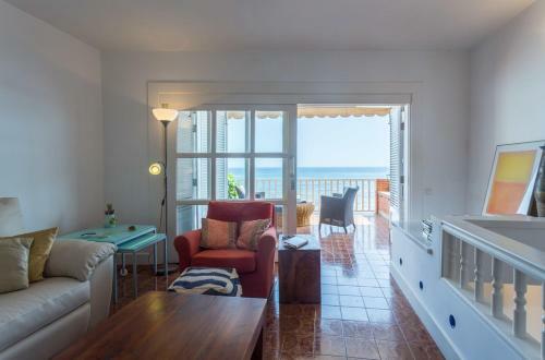 Apartment With Terrace On The Beachfront