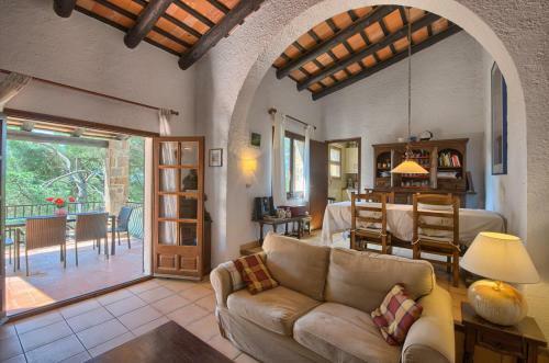 Fornells Holiday Home Sleeps 6 With Pool And Wifi