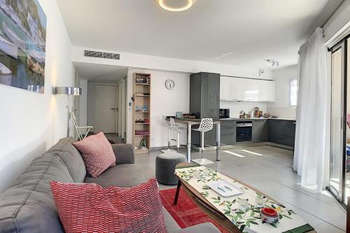 Nice Two-bed Apartment Terrace Port Vauban In Antibes