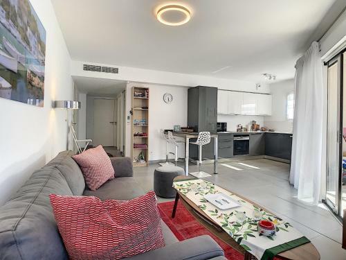 Nice Two-bed Apartment Terrace Port Vauban In Antibes