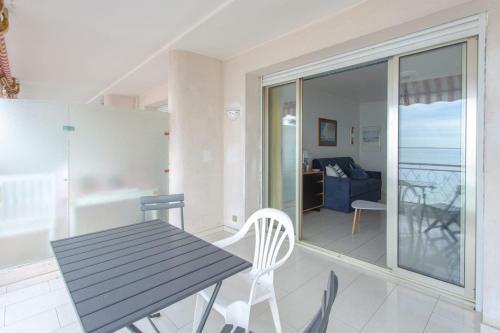 Apartamento Seafront Furnished Studio