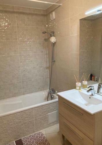 Apartamento Large Flat 15 Minutes From The Beach