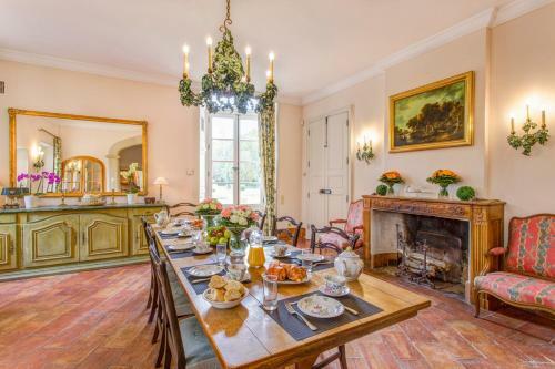 Serres Chateau Sleeps 29 Pool Air Con Wifi
