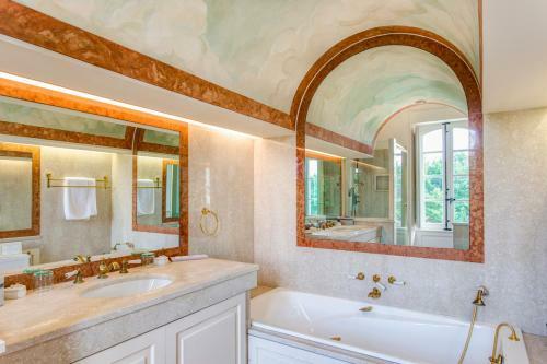 Serres Chateau Sleeps 29 Pool Air Con Wifi