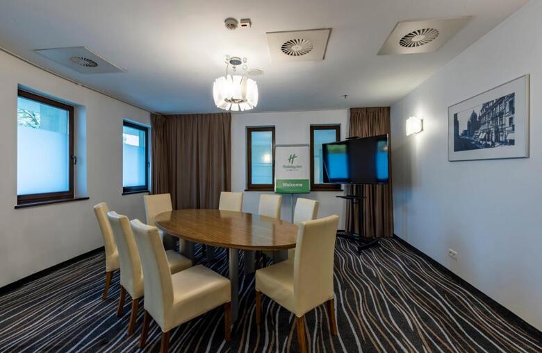 Hotel Holiday Inn ?�d?