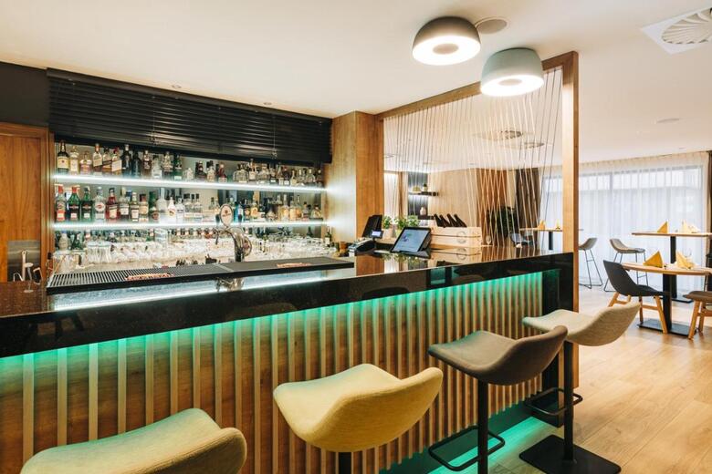 Hotel Holiday Inn ?�d?