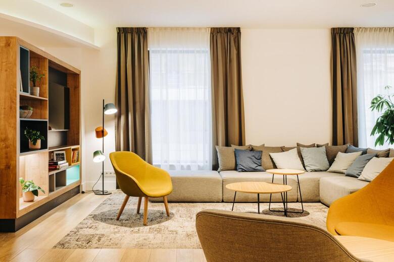 Hotel Holiday Inn ?�d?