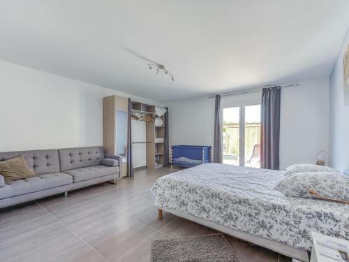Magnificent Holiday Home In Bize-minervois With Jacuzzi