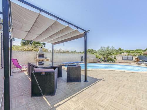 Magnificent Holiday Home In Bize-minervois With Jacuzzi