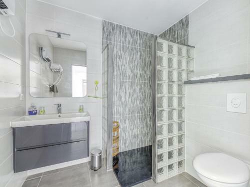 Magnificent Holiday Home In Bize-minervois With Jacuzzi