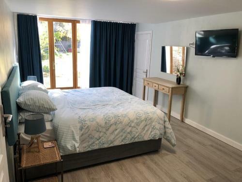 Blacksmiths Apartment In Blanzay - 1 Bed