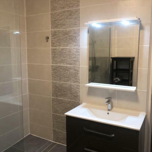 Blacksmiths Cottage In Blanzay - 3 Beds