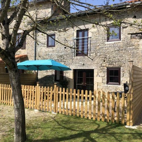 Blacksmiths Cottage In Blanzay - 3 Beds