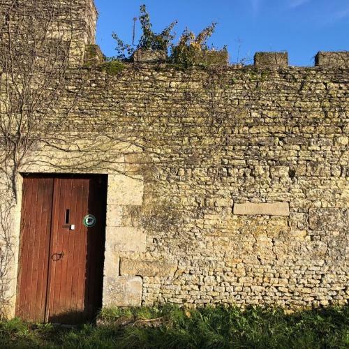 Blacksmiths Cottage In Blanzay - 3 Beds