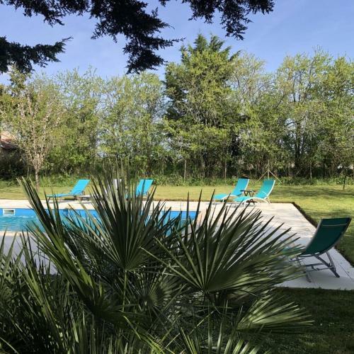 Blacksmiths Cottage In Blanzay - 3 Beds