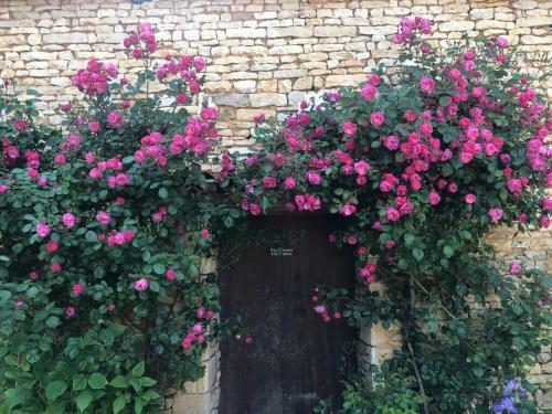 Blacksmiths Cottage In Blanzay - 3 Beds
