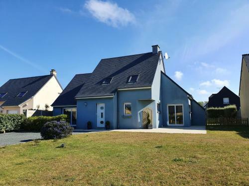 Holiday Home Blue House - Bay403