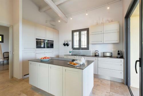 Cabris Villa Sleeps 14 With Pool And Air Con