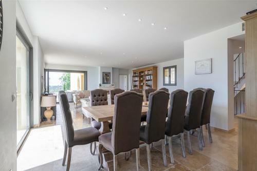 Cabris Villa Sleeps 14 With Pool And Air Con