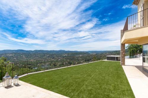 Cabris Villa Sleeps 14 With Pool And Air Con