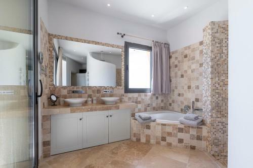 Cabris Villa Sleeps 14 With Pool And Air Con