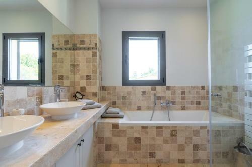 Cabris Villa Sleeps 14 With Pool And Air Con