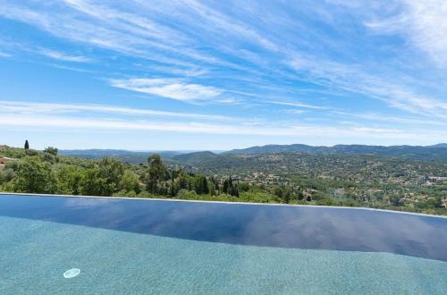 Cabris Villa Sleeps 14 With Pool And Air Con