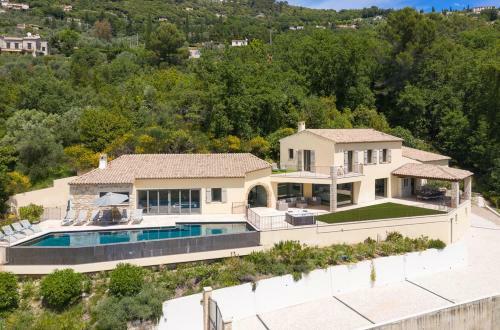 Cabris Villa Sleeps 14 With Pool And Air Con