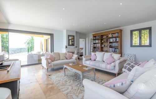 Cabris Villa Sleeps 14 With Pool And Air Con